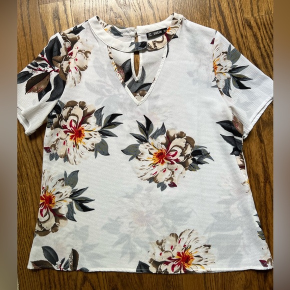 White floral top - V neck cutout - Picture 1 of 2